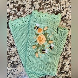 Fingerless Knit Gloves Sage Green Flowers Bumblebees Crochet NEW Cute Soft
